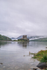 Fototapeta na wymiar Burg in Schottland im Meer