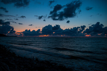 Obraz premium the sea at dusk a period with a beautiful sky