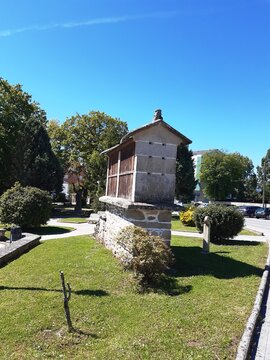 Frontal de un h&oacute;rreo ornamental en los jardines de Guitiriz, Galicia