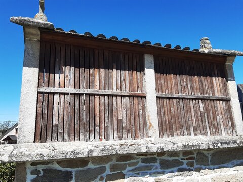 Vista lateral del h&oacute;rreo ornamental en los jardines centrales de Guitiriz, Galicia