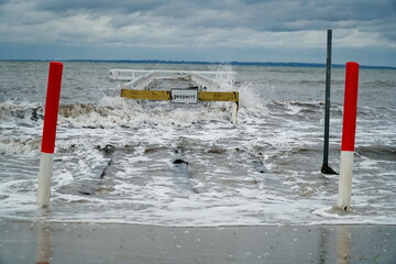 &Uuml;berflutete Seebr&uuml;cke bei Sturmflut an der Ostsee,