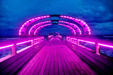 Beleuchtete Seebr&uuml;cke in Kellenhusen