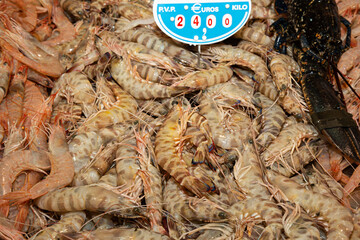 Venta de marisco en puesto del mercado.