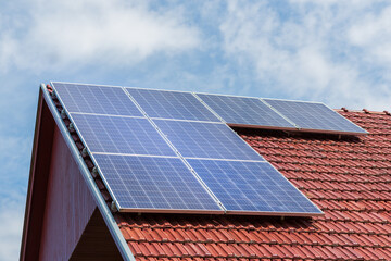 The big advantage of solar panels on the roof of a detached house is that you don't have to build a separate rack, so it's a cheaper investment that pays for itself sooner.
