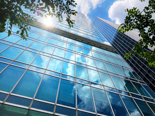 ガラス張りのオフィスビルと青空の風景_02