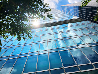 Fototapeta na wymiar ガラス張りのオフィスビルと青空の風景_04