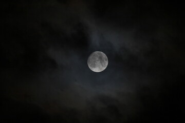 Naklejka na ściany i meble 曇った夜空の月イメージ１