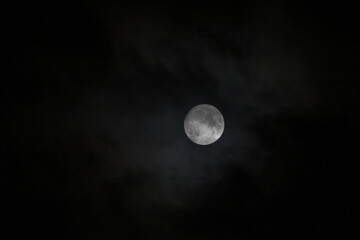 Naklejka na ściany i meble 曇った夜空の月イメージ３