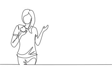 Obraz premium Single continuous line drawing young female having fruits meal with hand. Happy and enjoy dessert at restaurant. Delicious and healthy food. Dynamic one line draw graphic design vector illustration