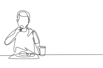 Single one line drawing young man having fruits meal with fork around table. Enjoy dessert at restaurant. Delicious and healthy food. Modern continuous line draw design graphic vector illustration