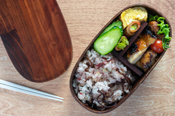 鶏のはちみつ焼き弁当(鶏肉のハチミツ焼き、アスパラベーコン巻、玉子焼き)（漆、木目、一段）