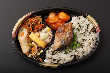 ひじきとわかめのまぜご飯弁当