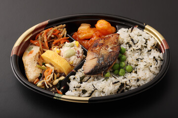 ひじきとわかめのまぜご飯弁当
