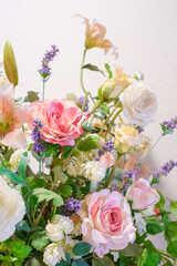 ロビーに飾られたアレンジフラワー。薔薇を中心として淡い色使いが心を癒してくれる