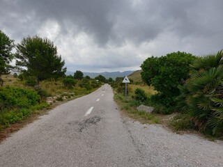 Fototapeta na wymiar Straße in den Wolken auf Mallorca