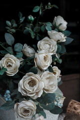 街角のカフェのウィンドウ。白いばらが目に留まる。
白いばらの花言葉は「純潔」「深い尊敬」「私はあなたにふさわしい」