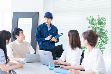 エンジニアと打ち合わせをするビジネスパーソン