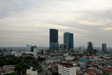 Obraz premium Aerial cityscape modern city Surabaya with skyscrapers, buildings and houses. sunset in city skyline with skyscrapers and business centers Surabaya capital city east java, indonesia