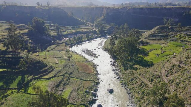Clip a&eacute;reo de un acercamiento a un hotel en Per&uacute;. Ense&ntilde;a lo increible que pueden ser las construcciones en medio de la naturaleza. El hotel parese un pueblo peque&ntilde;o al lado del rio.