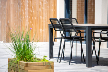 Terrasse et salon de jardin dans un jardin paysagé moderne.