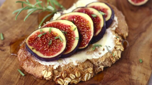 Bruschetta with figs, honey and goat cheese	
