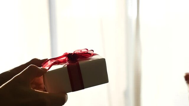 プレゼントを渡そうとしたが断られるスローモーション動画
