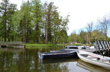 Obraz premium Empty wooden boats on the lake, rural view