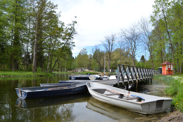 Naklejka premium Empty wooden boats on the lake, rural view