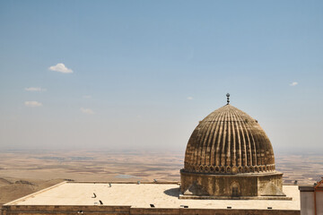 Obraz premium Dome of Grand Mosque or Ulu Cami and Mesopotamian plain at background. Mardin, Turkey