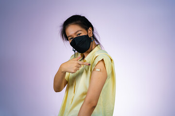 A happy woman received vaccines.