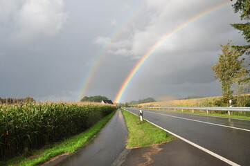 Die Regenbogenfarben: Der doppelte Regenbogen am Himmel hat bunte  Lichtstrahlen.