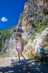 Femme sur le chemin de la grotte de Moustiers-Sainte-Marie