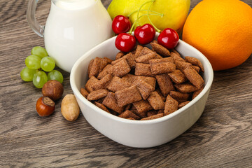 Breakfast with corn chokolate pads and milk