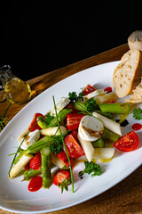 Asparagus salad with strawberries, tomatoes and goat cheese