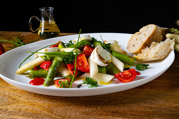 Asparagus salad with strawberries, tomatoes and goat cheese
