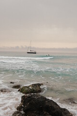 Surfer & Segelboot IV