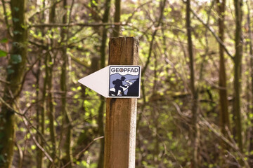 Richtungsanzeiger mit der Aufschrift 