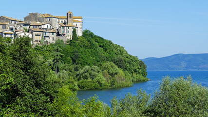 Fototapeta na wymiar Village médiéval au bord du lac Bracciano en Itlie