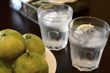 飲食店のコップと水