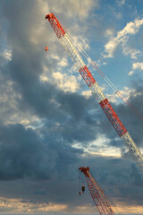 空に伸びるクレーン