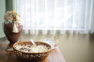 ドライフラワーの花束を花瓶に