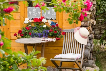 Foto op Canvas Ein Sitzplatz im Grünen, romantischer Garten im Sommer © Lilli