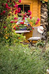 Auszeit, Sitzplatz im blühenden Garten, für Glückwunschkarten geeignet