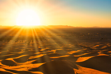 モロッコのサハラ砂漠に差し込む太陽光線 - obrazy, fototapety, plakaty