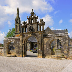 Carré sur le Grand portail en pierres de l'église Saint-Pierre et Saint-Paul d'Argol (29560) du...