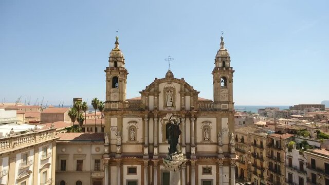 La chiesa di San Domenico è la seconda chiesa di Palermo per importanza dopo la cattedrale e si trova nell'omonima piazza nel quartiere La Loggia.