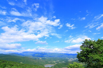牧場からの景色　青い空と白い雲