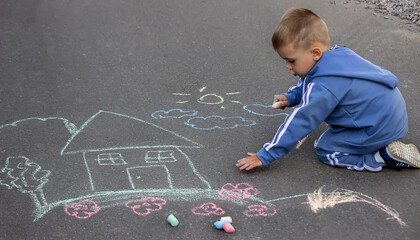 Naklejka premium children drawing on asphalt family house