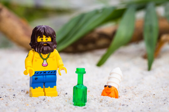 Lippstadt - Deutschland 29. Juni 2021 Lego Minifigure Robinson Crusoe am Strand