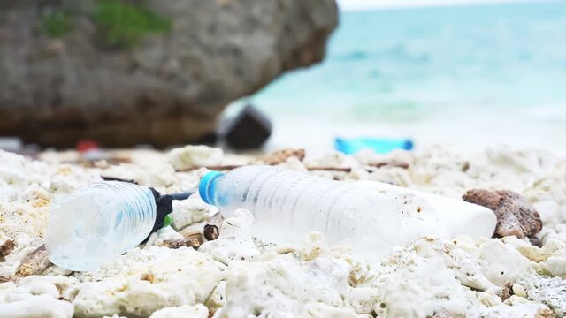 砂浜に打ち上げられたペットボトル　海洋ごみ問題　環境破壊イメージ